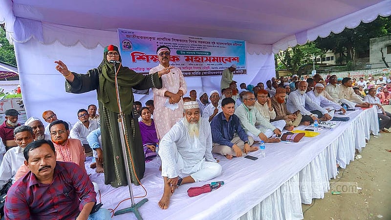 জ্যেষ্ঠতা প্রদানসহ তিন দফা দাবিতে রোববার কেন্দ্রীয় শহীদ মিনার প্রাঙ্গণে মহাসমাবেশে বক্তব্য দেন বিভিন্ন জেলা থেকে আসা জাতীয়করণ হওয়া প্রাথমিক শিক্ষকরা।  ছবি: আব্দুল্লাহ আল মমীন