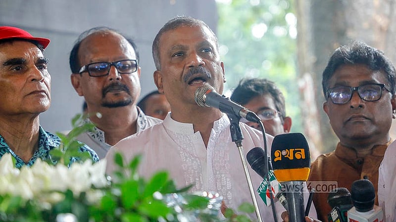 কেন্দ্রীয় শহীদ মিনার প্রাঙ্গণে শনিবার এমিরেটাস অধ্যাপক ও সাহিত্যিক সৈয়দ মনজুরুল ইসলামকে শ্রদ্ধা জানানোর পর স্মৃতিচারণ করেন অন্তর্বর্তী সরকারের উপদেষ্টা আসিফ নজরুল। ছবি: আব্দুল্লাহ আল মমীন