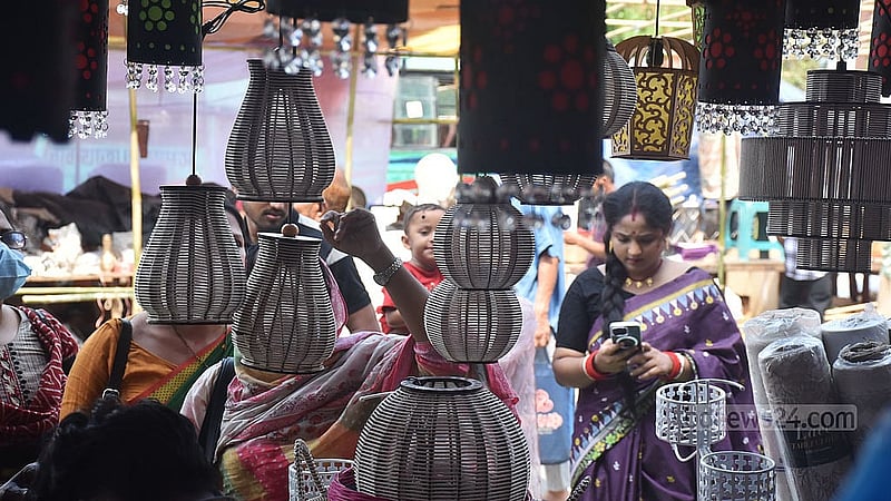 জব্বারের বলী খেলা উপলক্ষে চট্টগ্রাম লালদীঘি মাঠের আশপাশে বসে বৈশাখী মেলা। মেলায় ক্রেতা-দর্শনার্থীদের আনাগোনা শুরু হয়ে গেছে। ছবি: সুমন বাবু