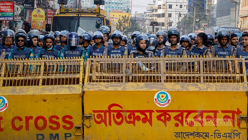 জুলাই ঐক্যের ডাকা ‘মার্চ টু ইন্ডিয়ান হাই কমিশন’ কর্মসূচি ঘিরে সড়কের বিভিন্ন পয়েন্টে ব্যারিকেড বসিয়ে আগে থেকেই অবস্থান নেয় পুলিশ। ছবি: মাহমুদ জামান অভি