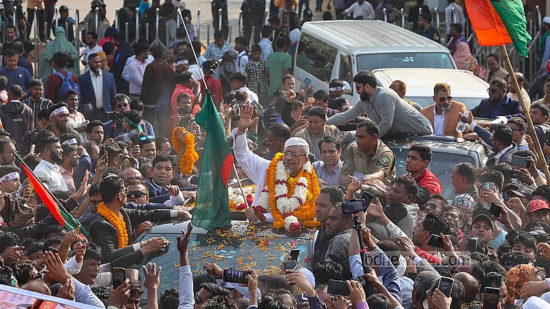 কেরানীগঞ্জে ঢাকা কেন্দ্রীয় কারাগার থেকে বের হয়ে এসে বৃহস্পতিবার নেতাকর্মীদের উদ্দেশে হাত নেড়ে শুভেচ্ছা জানান সাবেক বিএনপি-জামায়াত জোট সরকারের স্বরাষ্ট্র প্রতিমন্ত্রী লুৎফুজ্জামান বাবর।