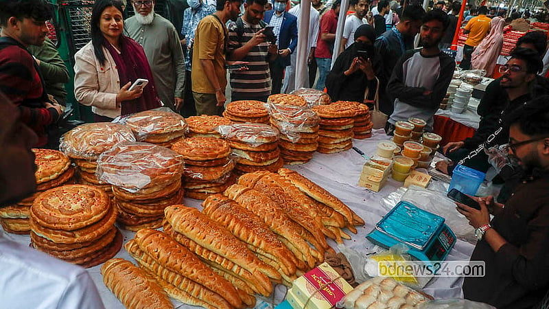 শবে বরাত উপলক্ষে চকবাজারে সড়কের পাশে বিভিন্ন দোকানে নকশা করা পাউরুটির পসরা