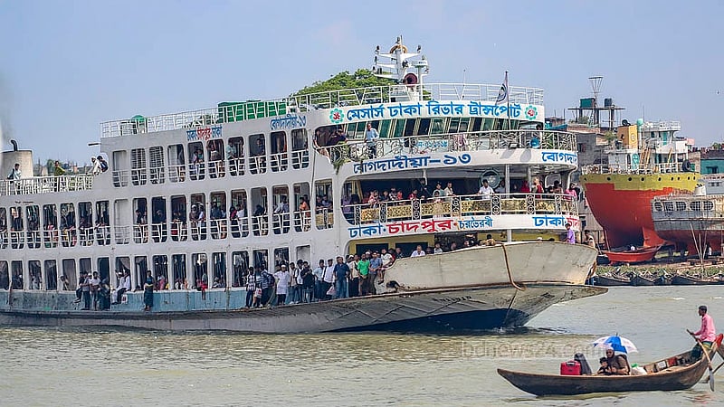 দেশের দক্ষিণাঞ্চল থেকে শুক্রবার ঢাকায় আসা সব লঞ্চেই ছিল যাত্রীদের ভিড়। সদরঘাট লঞ্চ টার্মিনাল থেকে তোলা।  ছবি: আব্দুল্লাহ আল মমীন