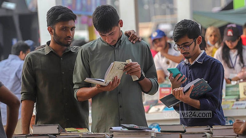 বইমেলার শেষ দিন শুক্রবারও দর্শনার্থীদের অনেকে স্টল ঘুরে বই কেনেন। ছবি: আব্দুল্লাহ আল মমীন