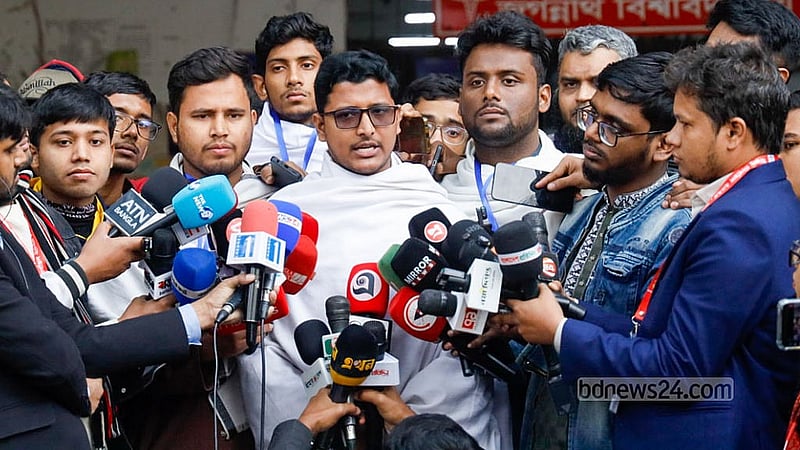 জকসু নির্বাচনে নিজের ভোট দিয়ে সাংবাদিকদের সঙ্গে কথা বলেন ছাত্রশিবির-আপ বাংলাদেশ-ইনকিলাব মঞ্চ সমর্থিত 'অদম্য জবিয়ান ঐক্য' প্যানেলের ভিপি প্রার্থী মো রিয়াজুল ইসলাম