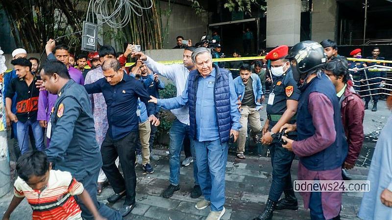 ইনকিলাব মঞ্চের আহ্ববায়ক শরীফ ওসমান হাদির মৃত্যুর খবরে ক্ষোভ-বিক্ষোভের মধ্যে বৃহস্পতিবার রাতে কারওয়ান বাজারে ডেইলি স্টার কার্যালয়ে হামলা-ভাঙচুর-অগ্নিসংযোগের পর শুক্রবার বিকেলে ক্ষতিগ্রস্ত ভবনটি দেখতে আসেন পত্রিকাটির সম্পাদক মাহফুজ আনাম