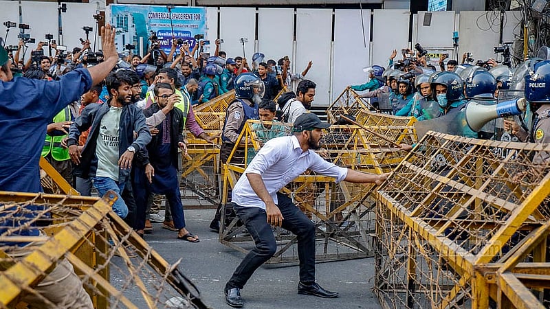 উত্তর বাড্ডায় হোসেন মার্কেটের সামনে থেকে পুলিশের ব্যারিকেড সরাচ্ছেন ‘মার্চ টু ইন্ডিয়ান হাই কমিশন’ কর্মসূচিতে অংশ নেওয়া জুলাই ঐক্যের নেতাকর্মীরা। ছবি: মাহমুদ জামান অভি