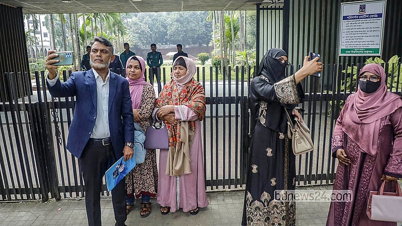 জাতীয় কবি কাজী নজরুল ইসলামের সমাধির পাশে শরীফ ওসমান হাদির কবর দেখতে আসা লোকজনকে ভেতরে প্রবেশ করতে দেওয়া হয়নি। ফলে তারা দূরে থেকেই একনজর দেখে নেন। অনেকে ছবিও তোলেন