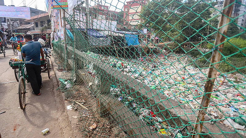দক্ষিণ কেরানীগঞ্জে শুভাঢ্যা খালের কালিগঞ্জ মুরগী পট্টি সেতুর চারপাশ ভরাট হয়ে গেছে আবর্জনায়। ছবি: আব্দুল্লাহ আল মমীন