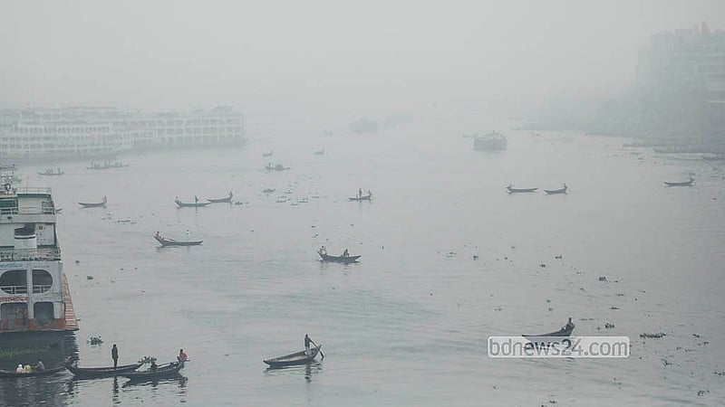 শীতের সকালে বুড়িগঙ্গা নদী থাকে ঘন কুয়াশায় ঢাকা। তাতে নদীর এক পাড় থেকে অন্য পাড়ে দেখা যায় না। নৌযান চলাচলে তৈরি হয় ঝুঁকি