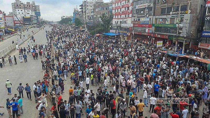 বৈষম্যবিরোধী ছাত্র আন্দোলনের ডাকে এক দফা দাবিতে সর্বাত্মক অসহযোগের প্রথম দিনে দুপুরে ঢাকার দনিয়া এলাকায় ঢাকা-চট্টগ্রাম মহাসড়কে আন্দোলনকারীদের অবস্থান। ছবি: শেখ আবু তালেব