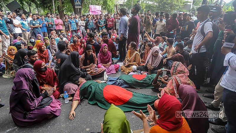 পুলিশ লাঠিপেটা, সাউন্ড গ্রেনেড ও কাঁদুনে গ্যাস ছুড়ে এবং জলকামান থেকে পানি ছিটিয়ে সরিয়ে দেওয়ার পর জগন্নাথ বিশ্ববিদ্যালয়ের আন্দোলনকারীরা অবস্থান নেন কাকরাইল মসজিদের সামনে। ছবি: আব্দুল্লাহ আল মমীন