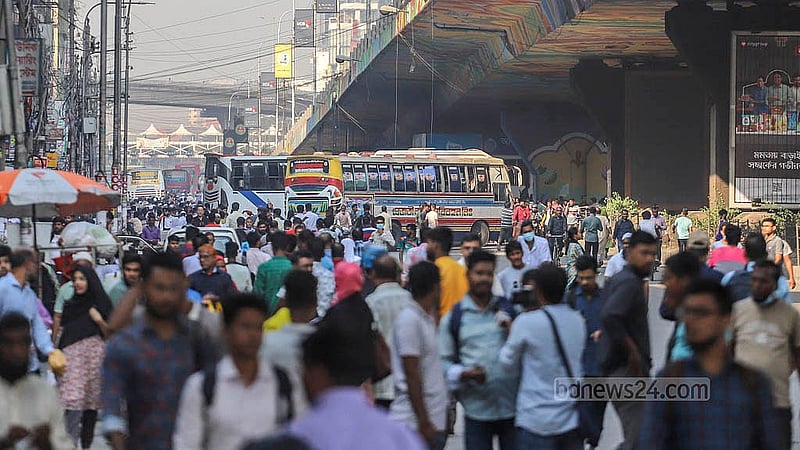 ঢাকার মহাখালীতে বৃহস্পতিবার ব্যাটারিচালিত রিকশাচালকরা সড়ক আটকে যানবাহন চলাচল বন্ধ করে দেন। ছবি: আব্দুল্লাহ আল মমীন
