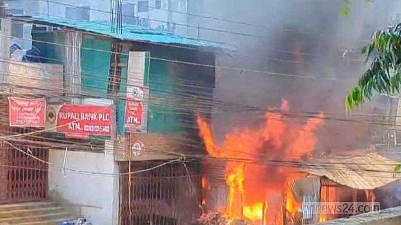পুড়ছে রাঙামাটি শহরের একটি দোকান। 