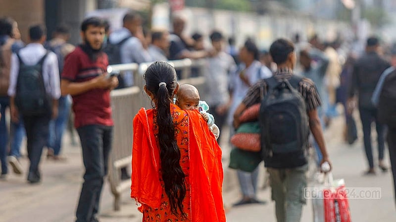যমুনা ফিউচার পার্কের সামনে মঙ্গলবার দুপুরে মোবাইল হ্যান্ডসেট ব্যবসায়ীরা   সড়ক অবরোধ করলে পায়ে হেঁটে গন্তব্যে রওনা হন অনেকেই