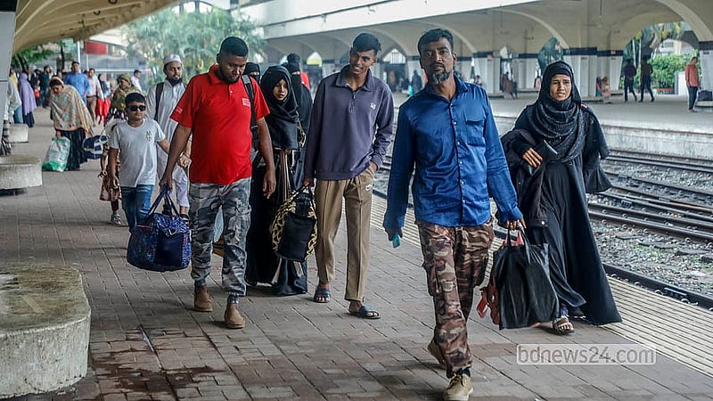 স্বজনদের সঙ্গে ঈদ আনন্দ ভাগাভাগি করতে শুক্রবার রেলপথে ঢাকা ছাড়ে অনেকেই