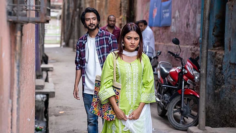 ‘অগ্নিশিখা’ নাটকের দৃশ্যে তানজিম সাইয়ারা তটিনী ও ইয়াশ রোহান , ছবি: প্রযোজনা প্রতিষ্ঠানের সৌজন্যে।