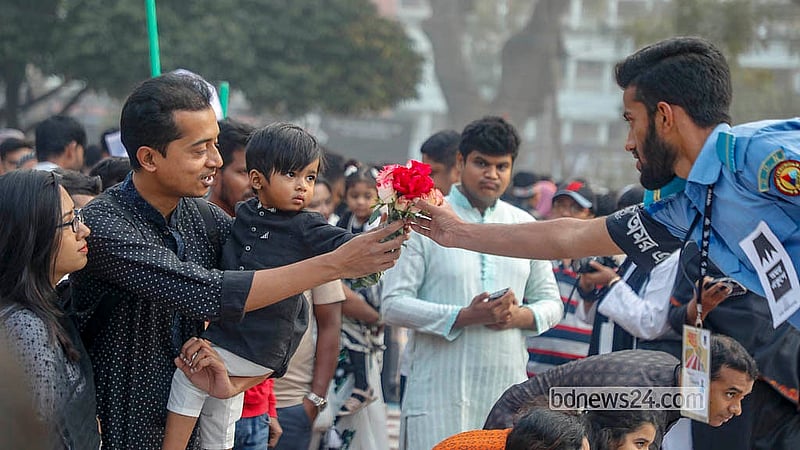 ভাষা শহীদদের প্রতি শ্রদ্ধা জানাতে বাবার কোলে চড়ে কেন্দ্রীয় শহীদ মিনারে শিশু। ছবি: আব্দুল্লাহ আল মমীন