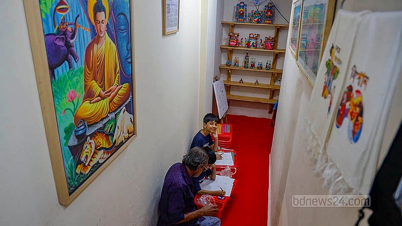 পুরান ঢাকার হোসেনী দালান রোডে হানিফ পাপ্পুর ছোট্ট এ স্কুলে সব বয়সের মানুষই আর্ট শিখতে পারেন। দুস্থ বা প্রতিবন্ধী হলে শেখান বিনামূল্যে। ছবি: মাহমুদ জামান অভি