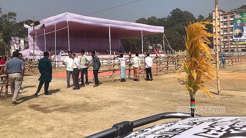 প্রায় ২০ বছর পর তারেক রহমানের চট্টগ্রাম আগমন উপলক্ষে নগরীর পলোগ্রাউন্ড মাঠে জনসভার জন্য প্রস্তুত সভা মঞ্চ।