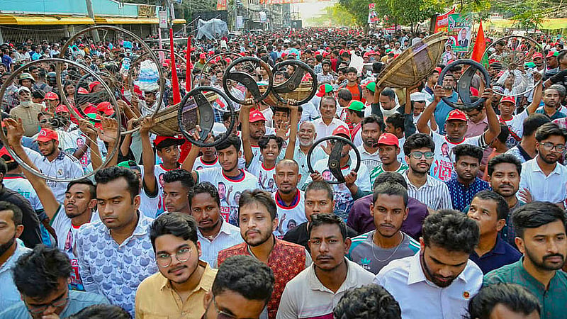 মে দিবসে রাজধানীর নয়া পল্টনে জাতীয়তাবাদী শ্রমিক দলের সমাবেশে নেতাকর্মীরা।  ছবি: পিএমও