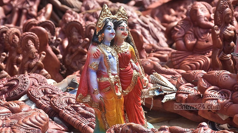 চট্টগ্রাম লালদীঘি মাঠে ঐতিহাসিক জব্বারের বলী খেলার মঞ্চের আশপাশে বৃহস্পতিবার থেকেই বসতে শুরু করেছেন মেলার দোকানিরা। ছবি: সুমন বাবু