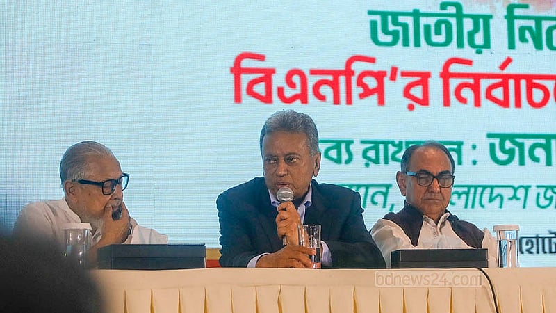 ত্রয়োদশ সংসদ নির্বাচনে বিএনপি নিরঙ্কুশ জয় পাওয়ার পর শনিবার ঢাকায় আয়োজিত সংবাদ সম্মেলনে সাংবাদিকদের প্রশ্নের উত্তর দেন দলের স্থায়ী কমিটির সদস্য আমীর খসরু মাহমুদ চৌধুরী। ছবি: আব্দুল্লাহ আল মমীন