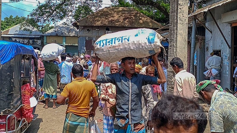 মানিকগঞ্জের হরিরামপুরের ঝিটকা বাজারে বিক্রির জন্য কাঁচা মরিচ নিয়ে বিক্রেতারা। ছবি: মাহিদুল ইসলাম মাহি