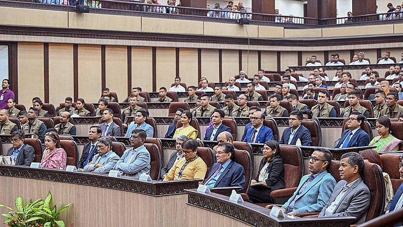 প্রধান উপদেষ্টা মুহাম্মদ ইউনূসের বিদায়ী ভাষণে উপস্থিত ছিলেন তার কার্যালয়ের সকল কর্মকর্তা-কর্মচারী