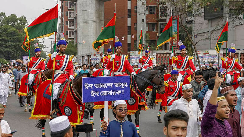 রাজধানীতে ঈদ আনন্দ মিছিলের সামনে পুলিশের সুসজ্জিত ঘোড়ার বহর। ছবি: রয়টার্স