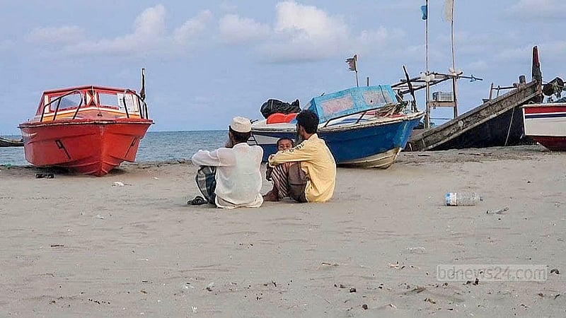 সেন্ট মার্টিনে পর্যটক না থাকায় কাজও থেমে গেছে স্থানীয় বাসিন্দাদের। অর্থ সংকটেও এখন দিন যাচ্ছে তাদের।