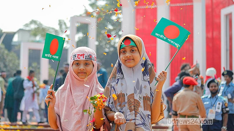 একুশে ফেব্রুয়ারিতে কেন্দ্রীয় শহীদ মিনারে ফুল ও জাতীয় পাতাকা নিয়ে আসে শিশুরা। ছবি: আব্দুল্লাহ আল মমীন