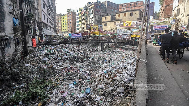 ঢাকার দক্ষিণ কেরানীগঞ্জের কালিগঞ্জ এলাকায় শুভাঢ্যা খালের ওপর জোড়া সেতুর নিচে নেই, আছে শুধু আবর্জনার স্তূপ। কয়েক বছর আগেও এখান দিয়ে চলত নৌকা। ছবি: আব্দুল্লাহ আল মমীন