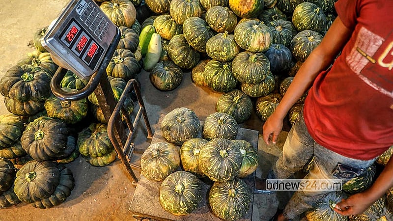 পুরান ঢাকার শ্যামবাজার আড়তে ২০ থেকে ২৫ টাকা কেজিদরে বিক্রি হচ্ছে মিষ্টি কুমড়া। ছবি: আব্দুল্লাহ আল মমীন