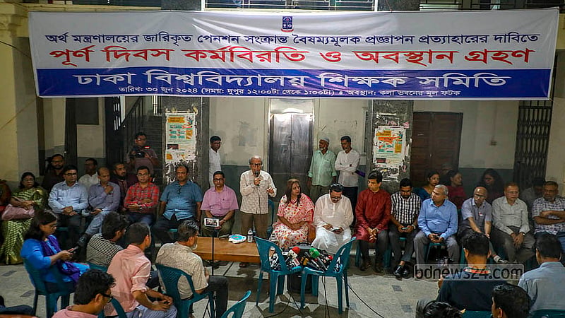১ জুলাই ২০২৪: সর্বজনীন পেনশনের প্রত্যয় স্কিম বাতিলের দাবিতে পূর্ণ দিবস কর্মবিরতি ও অবস্থান কর্মসূচি পালন করে ঢাকা বিশ্ববিদ্যালয় শিক্ষক সমিতি। ছবি: তাওহীদুজ্জামান তপু