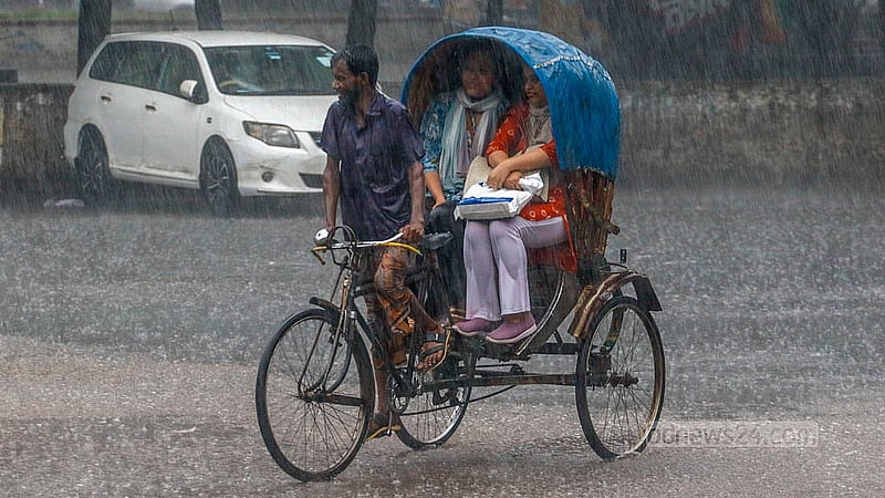 বৃহস্পতিবার বিকেলে ঢাকা বিশ্ববিদ্যালয় এলাকায় ঝুম বৃষ্টির মধ্যে যাত্রী নিযে চলছেন এক রিকশা চালক।