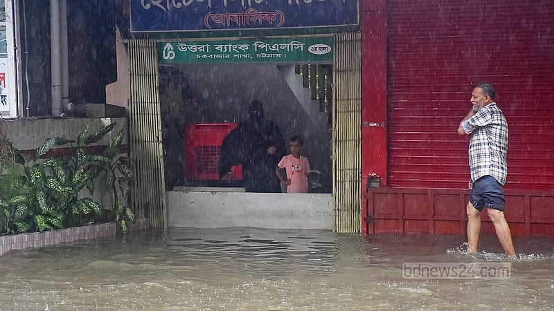 চট্টগ্রামে নগরীতে সোমবার সকালে ৩ ঘণ্টা বৃষ্টির পর কাপাসগোলা এলাকায় একটি ব্যাংকের সামনে জলাবদ্ধতা সৃষ্টি হয়। ছবি: সুমন বাবু