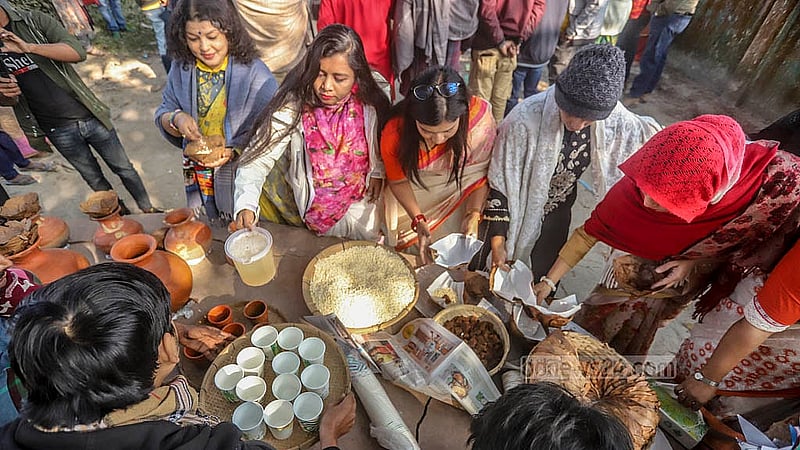 ঢাকার ডেমরায় বালু নদীর পাড়ে সুধারাম বাউলের আশ্রমে শুক্রবার সকালে খেজুর রসের মেলায় ছিল মুড়ি ও খেজুরের গুড়। ছবি: আব্দুল্লাহ আল মমীন