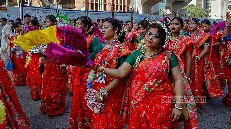 সনাতন ধর্মাবলম্বীদের শ্রী শ্রী জগন্নাথ দেবের রথযাত্রা উৎসবে শুক্রবার বাহারি পোশাকে দেখা যায় নারীদের। ছবি: মাহমুদ জামান অভি