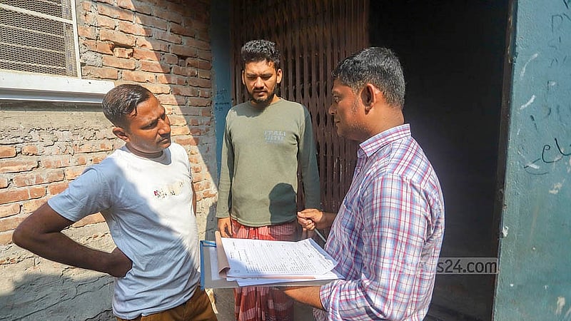 সোমবার দেশব্যাপী শুরু হয়েছে ভোটার তালিকা হালনাগাদ কর্মসূচি। নির্বাচন কমিশন থেকে প্রশিক্ষণপ্রাপ্ত কর্মীরা বাড়ি বাড়ি গিয়ে সংগ্রহ করছে নতুন ভোটারদের তথ্য। ছবি: আব্দুল্লাহ আল মমীন