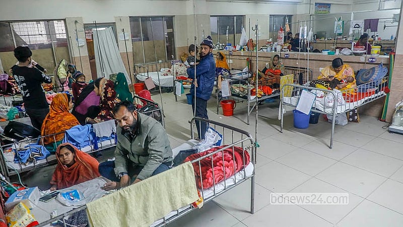 রাজধানীর শেরে বাংলা নগরে ঢাকা শিশু হাসাপাতালে একটি ওয়ার্ডে ঠান্ডাজনিত রোগে আক্রান্ত শিশুরা। ছবি: আব্দুল্লাহ আল মমীন