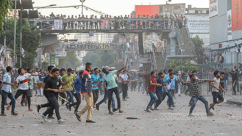 ঢাকার সায়েন্স ল্যাবরেটরি মোড়ে বুধবার লাঠিসোঁটা হাতে ঢাকা কলেজের শিক্ষার্থীরা।