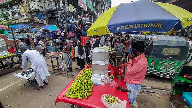 ঢাকার জুরাইনে প্রতিদিন রেলপথের ওপরে বসে ভ্রাম্যমাণ দোকান। রেল কর্তৃপক্ষের নিষেধাজ্ঞা থাকলেও তা মানেন না দোকানিরা। ছবি: আব্দুল্লাহ আল মমীন
