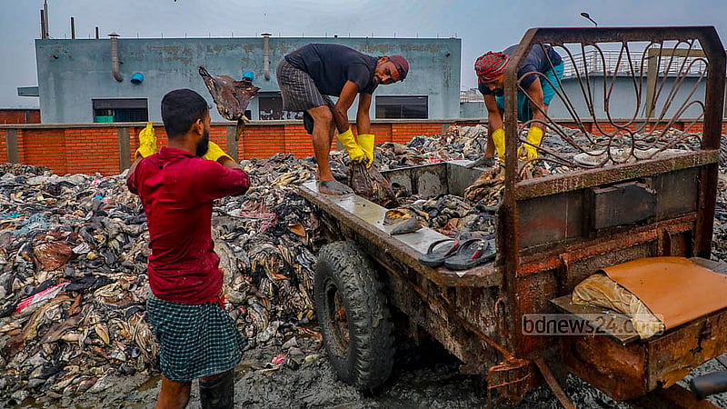 হেমায়েতপুরে চামড়া শিল্পনগরীর ট্যানারির বর্জ্য ফেলার স্থান ব্যাপক দুর্গন্ধময় হলেও কর্মীদের কারও মুখে নেই সুরক্ষা মাস্ক; যা বাড়াচ্ছে স্বাস্থ্য ঝুঁকি। ছবি: মাহমুদ জামান অভি
