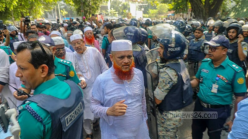 জুলাই জাতীয় সনদ বাস্তবায়নের আদেশ জারি ও নভেম্বরে গণভোটসহ পাঁচ দাবিতে বৃহস্পতিবার প্রধান উপদেষ্টার বাসভবন অভিমুখে রওনা হন ধর্মভিত্তিক ৮ দলের নেতাকর্মী। ছবি: আব্দুল্লাহ আল মমীন