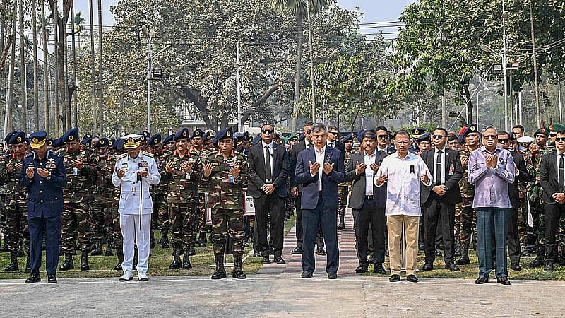 রাষ্ট্রপতি মোঃ সাহাবুদ্দিন ও প্রধানমন্ত্রী তারেক রহমান বনানী সামরিক কবরস্থানে পিলখানা হত্যাকাণ্ডে নিহত সেনা কর্মকর্তাদের শ্রদ্ধা জানিয়ে মোনাজাতে অংশ নেন