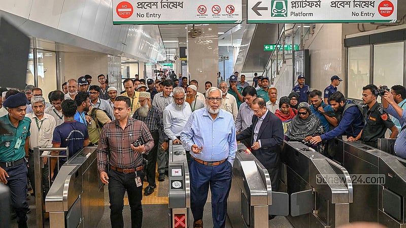 মিরপুর-১০ ক্ষতিগ্রস্ত মেট্রোরেল স্টেশন মঙ্গলবার খুলে দেওয়ার পর পরিদর্শনে সড়ক পরিবহন ও সেতু উপদেষ্টা মুহাম্মদ ফাওজুল কবির খান। এসময় স্টেশনের বিভিন্ন অংশ ঘুরে দেখেন তিনি।