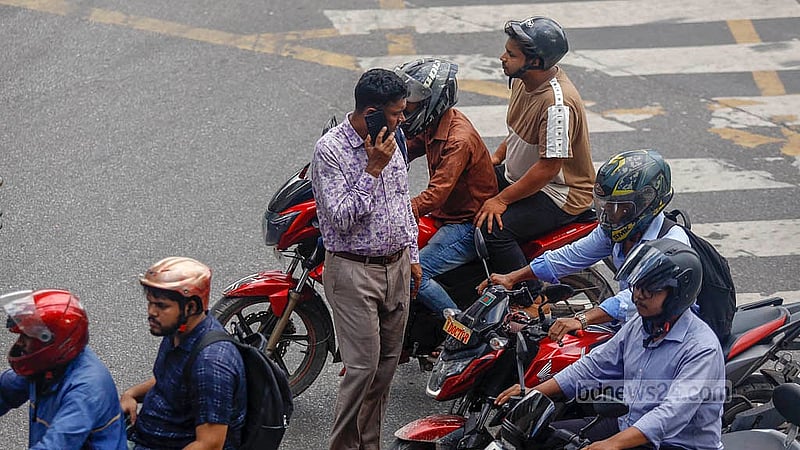 ঢাকার কারওয়ান বাজার এলাকায় মোবাইলে কথা বলতে বলতেই সড়ক পার হওয়ার চেষ্টায় এক ব্যক্তি। ছবি: মাহমুদ জামান অভি