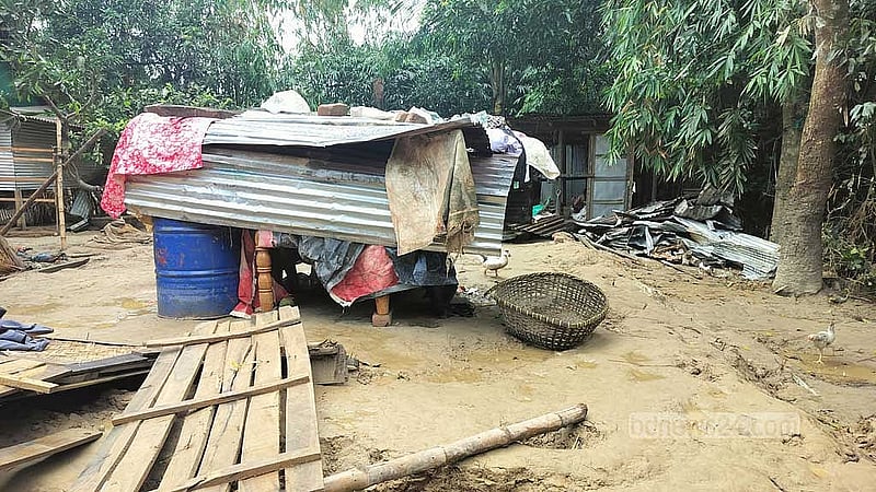 বন্যার পানি নেমে যাচ্ছে, আর ফুটে উঠছে ক্ষত; ঘরবাড়ি সব লণ্ডভণ্ড। মঙ্গলবার কাউতলি ইউনিয়নের কাশীনগর গ্রামে।