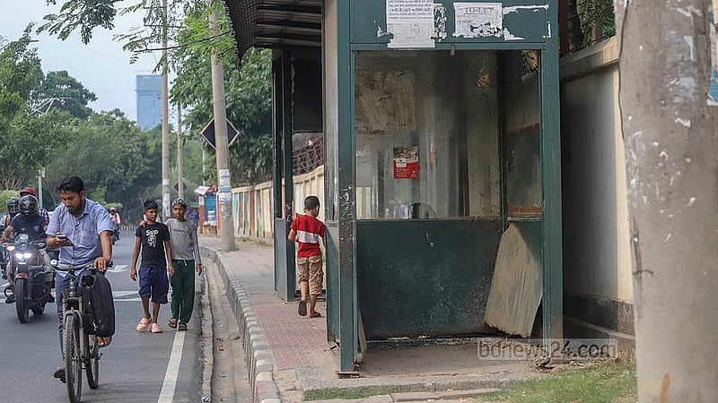 দেখভালের অভাবে রাজধানীর হাতিরঝিলের কয়েকটি যাত্রী ছাউনির বিভিন্ন জিনিস চুরি হয়ে গেছে। ছবি: আব্দুল্লাহ আল মমীন